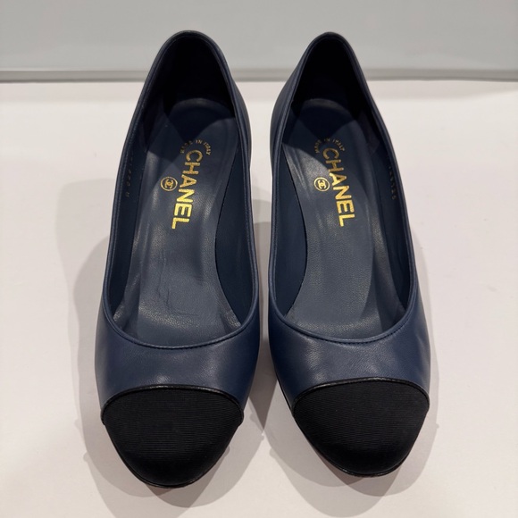 CHANEL Cruise 2012 Collection Cap Toe Pumps Navy Black 38 GUC - Picture 3 of 15